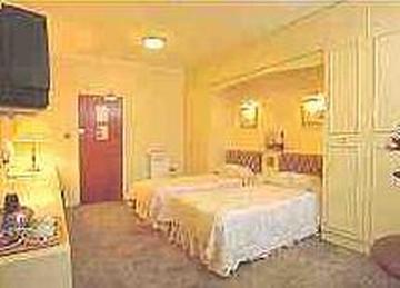 Premier West Th Hotel London Exterior photo